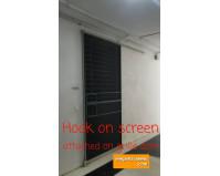 HOOK ON SCREEN ATTACHED ON GRILLE